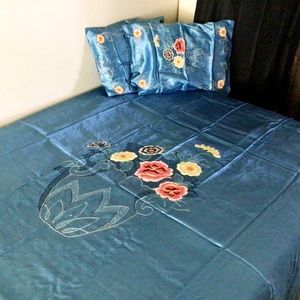 Vintage Mid century 1950s Japanese Embroidered Satin bedspread w shams